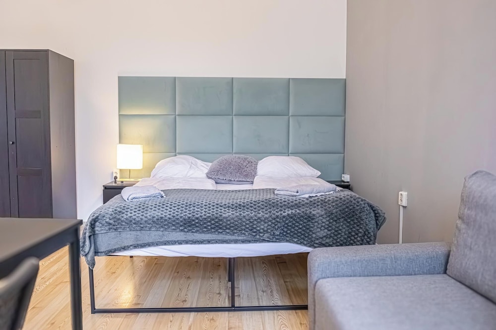 Spacious 1BR Apt Near Danube