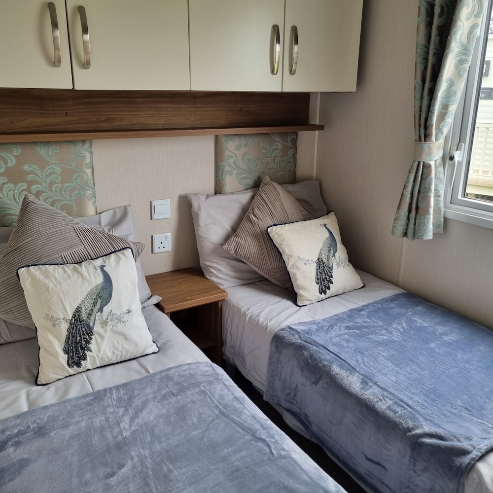 Immaculate 8-bed Cabin in Tattershall Lake view 3