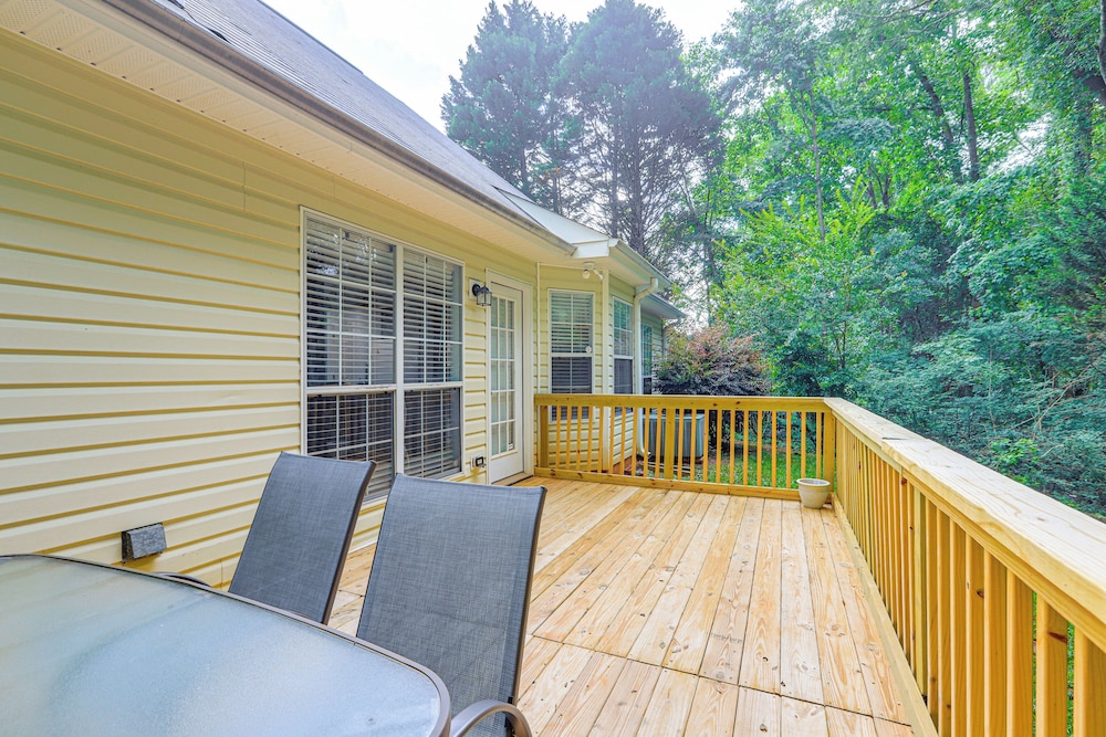 7 Mi to Dtwn Covington: Bright Home w/ Deck & Yard
