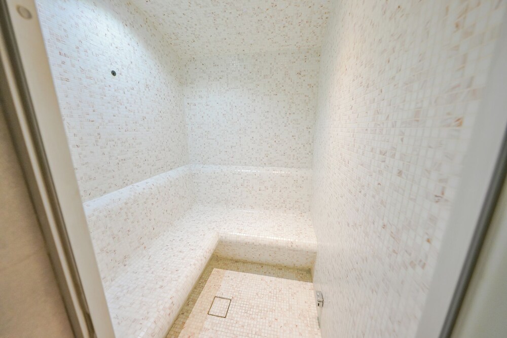 Waves - Comfort and Style in a 21st-Floor Studio With View