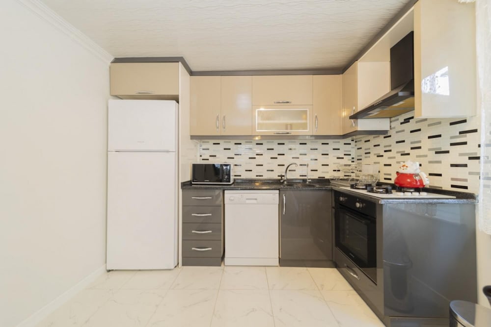 Villa With Private Pool Near Airport in Muratpasa