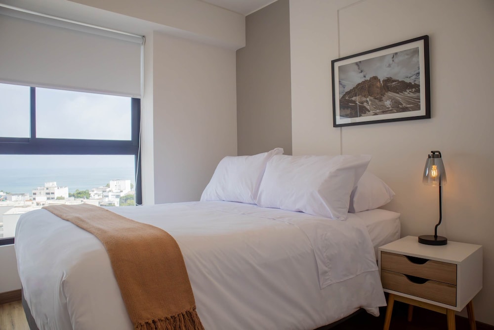w Beautiful 3BR w Balcony in San Isidro