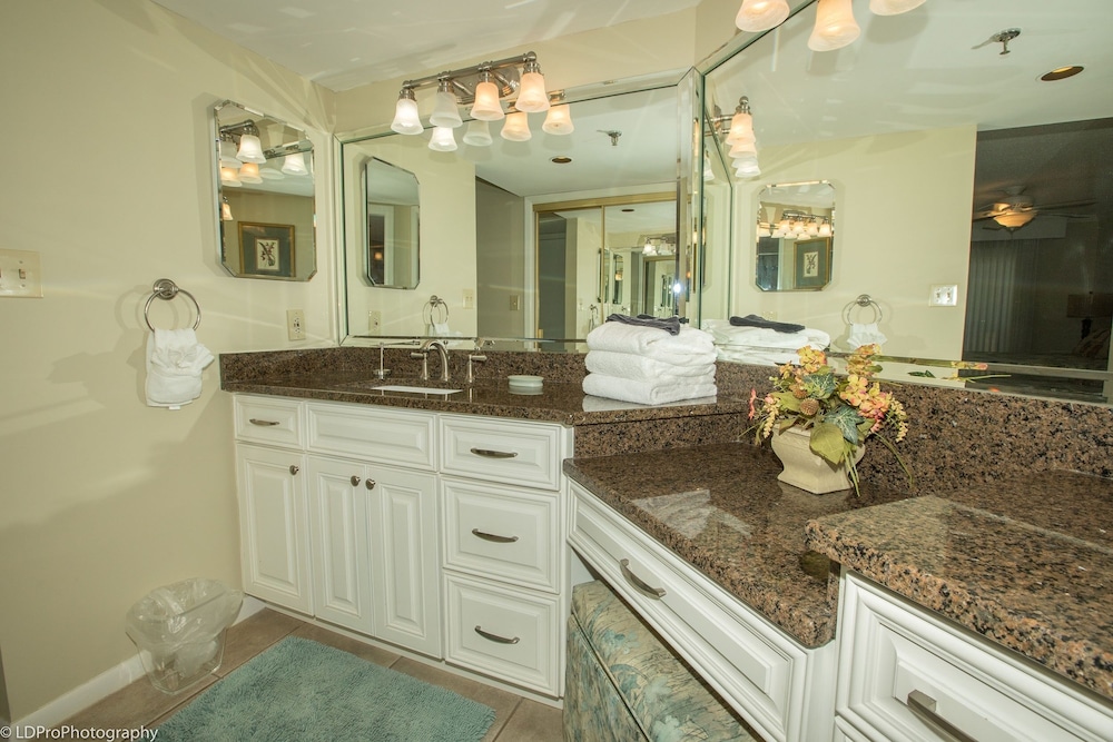 Inlet Reef 606 2 Bedroom Condo by RedAwning