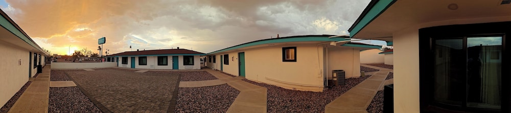 Casa Blanca Inn and Suites