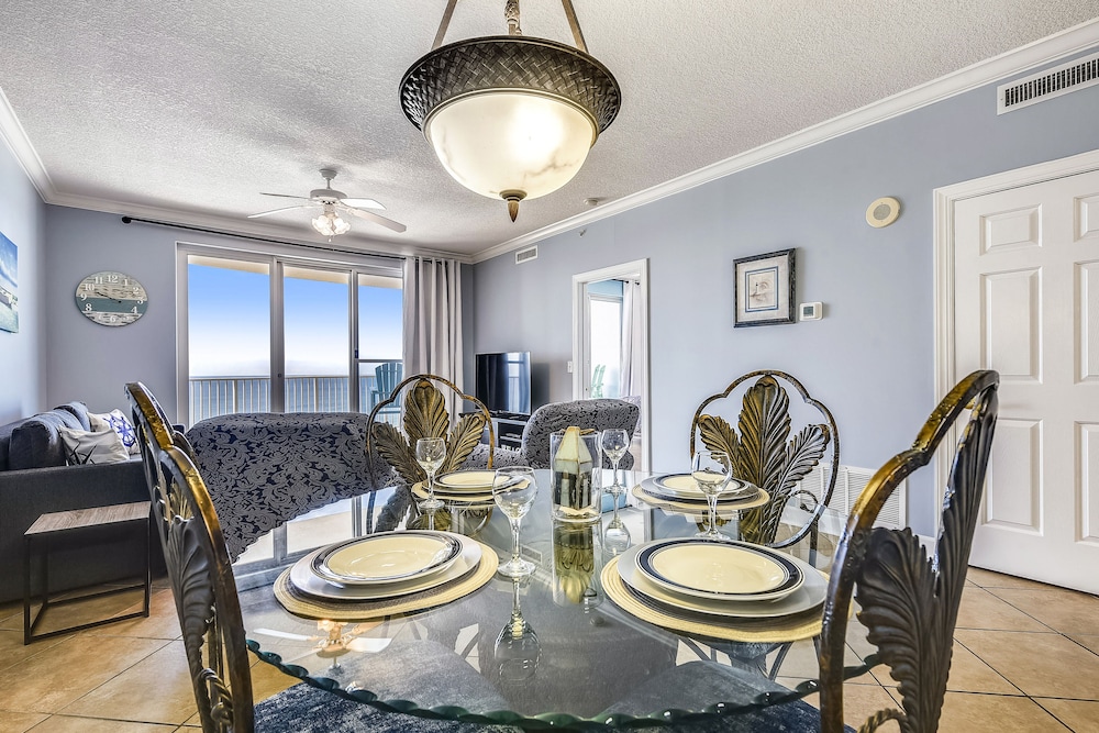 Twin Palms by Book That Condo