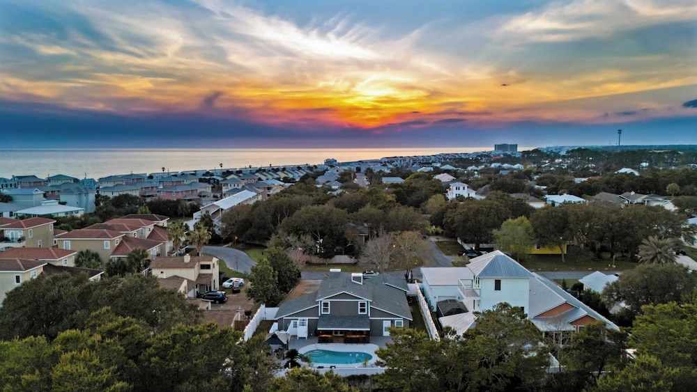 Spacious 3BR w/ Tiki Bar + Shared Pool Walk to Beach, Near 30A & Pier Park