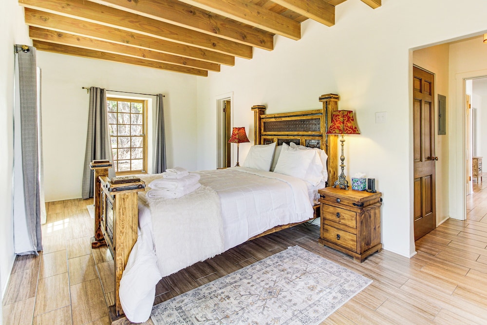3 Mi to Zoo & Garden: Spacious Albuquerque Home
