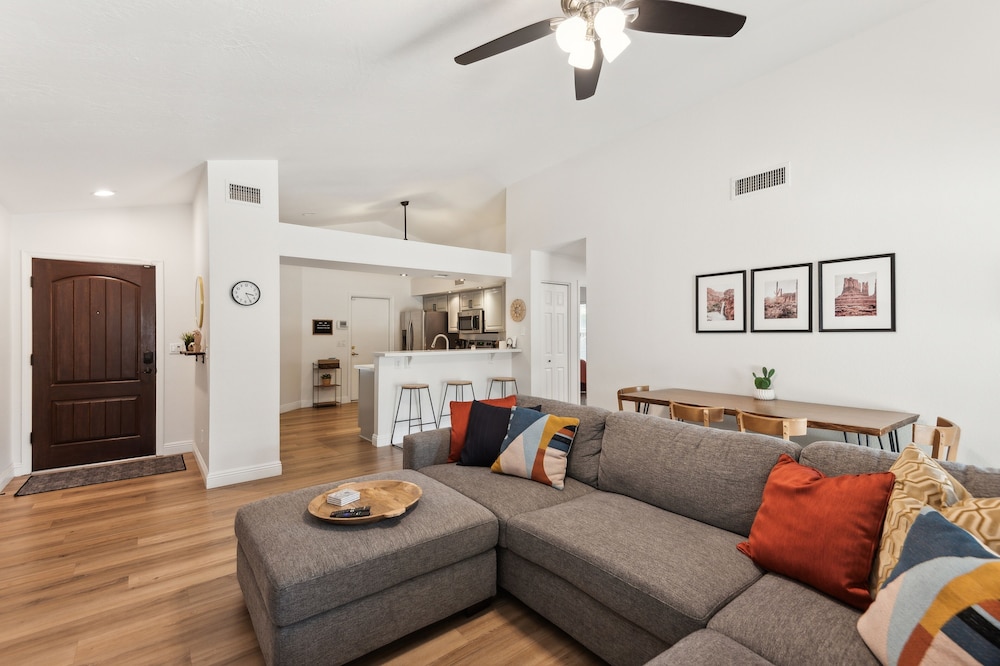Beautifully Renovated Glendale Retreat 3 Bedroom Home by RedAwning