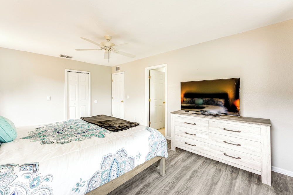 9 Mi to Disney: Gated Resort Escape w/ Pool Access