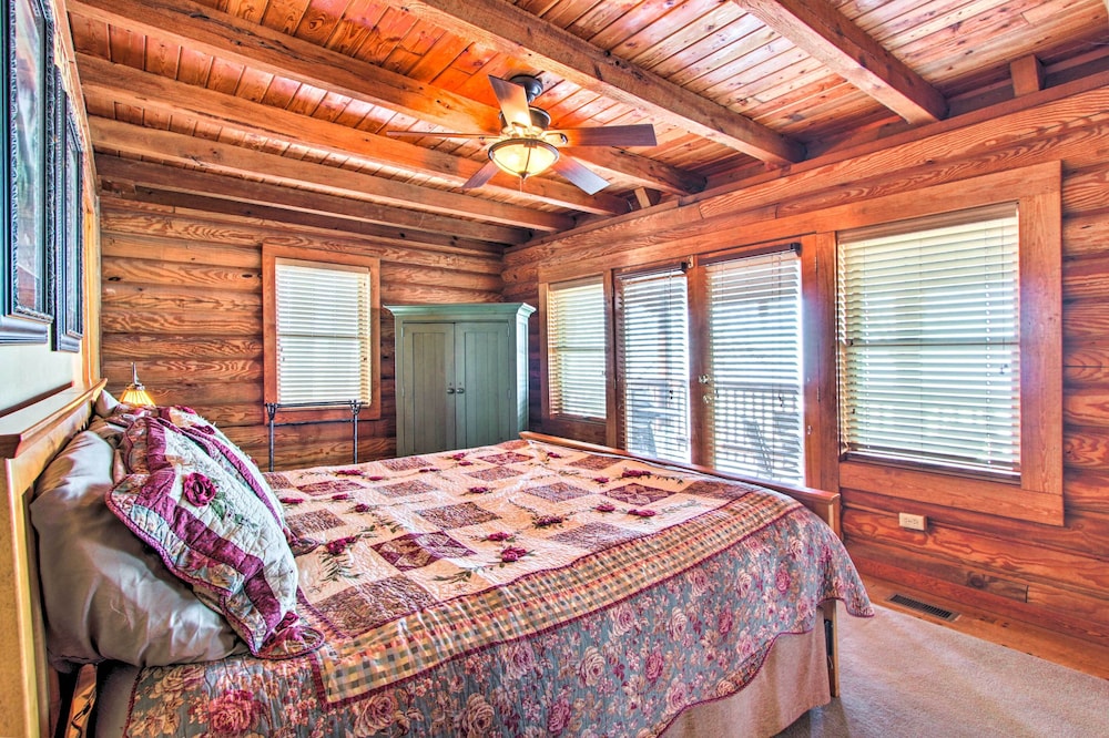 2 Mi to Ober Mtn: Hot Tub & Deck at Cozy Cabin!