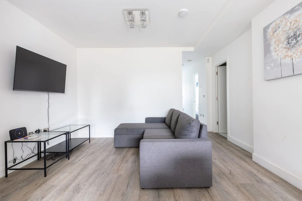 Contemporary 2 Bedroom in West London