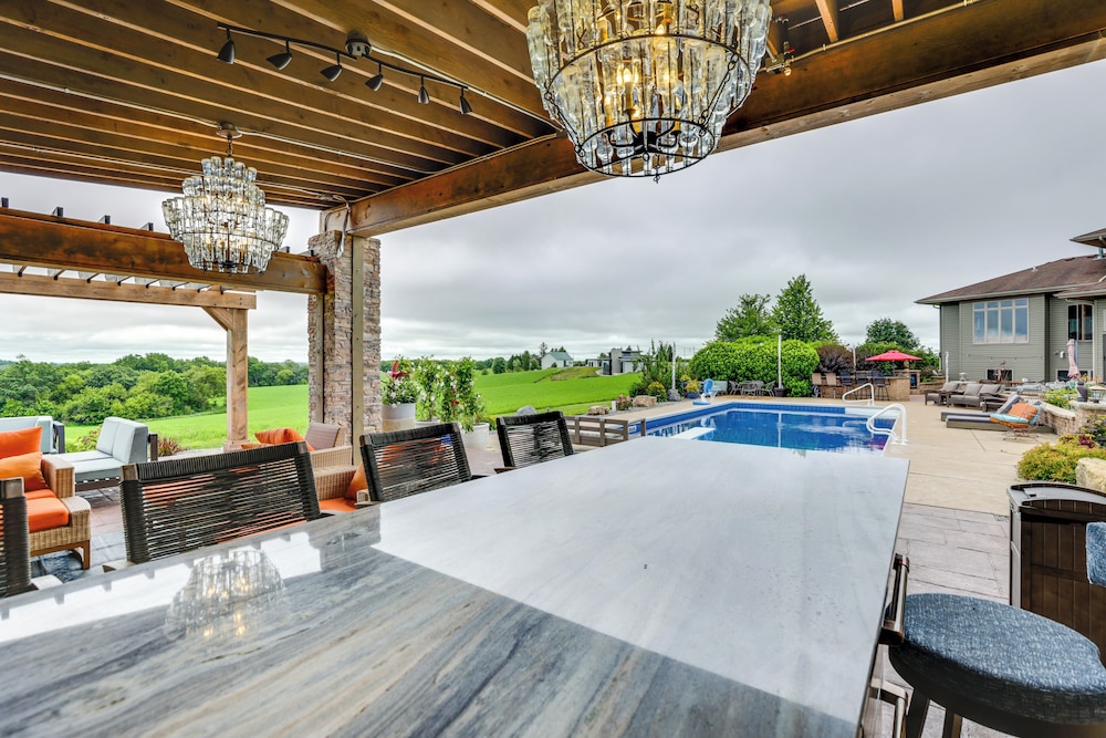 Outdoor Oasis: Luxe Flat in Mt Horeb!