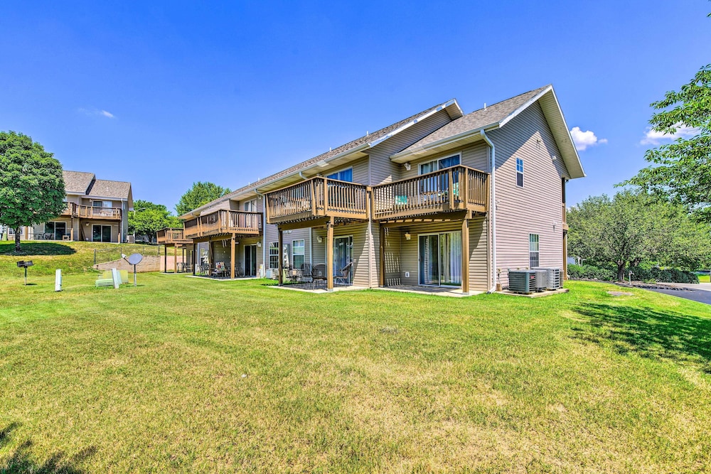 Cozy & Convenient Branson Condo w/ Balcony! view 3