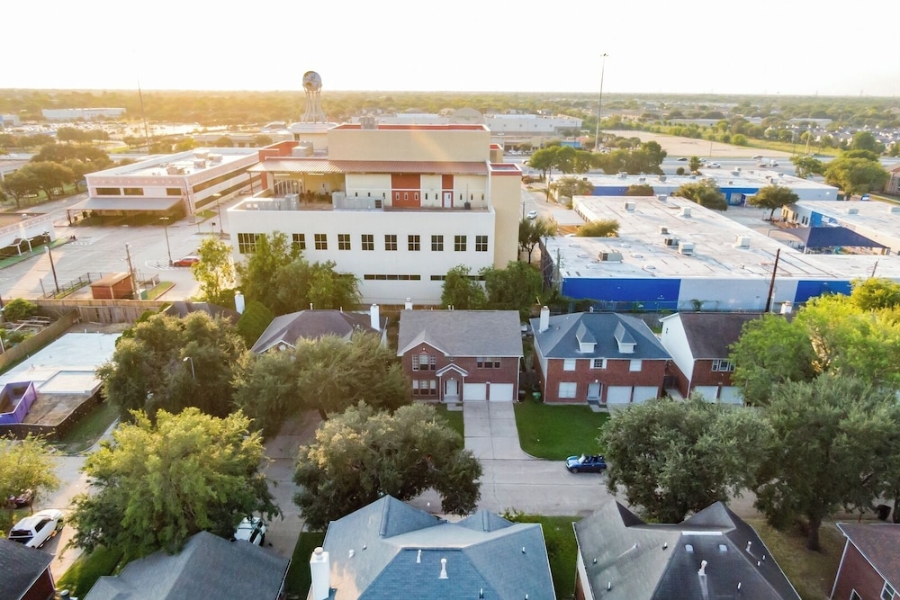 Pet-friendly 3BR Near First Colony Mall