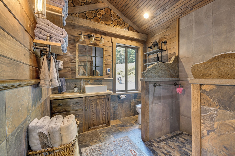 Luxe Cabin Compound 4 Mi to Cameron State Forest!
