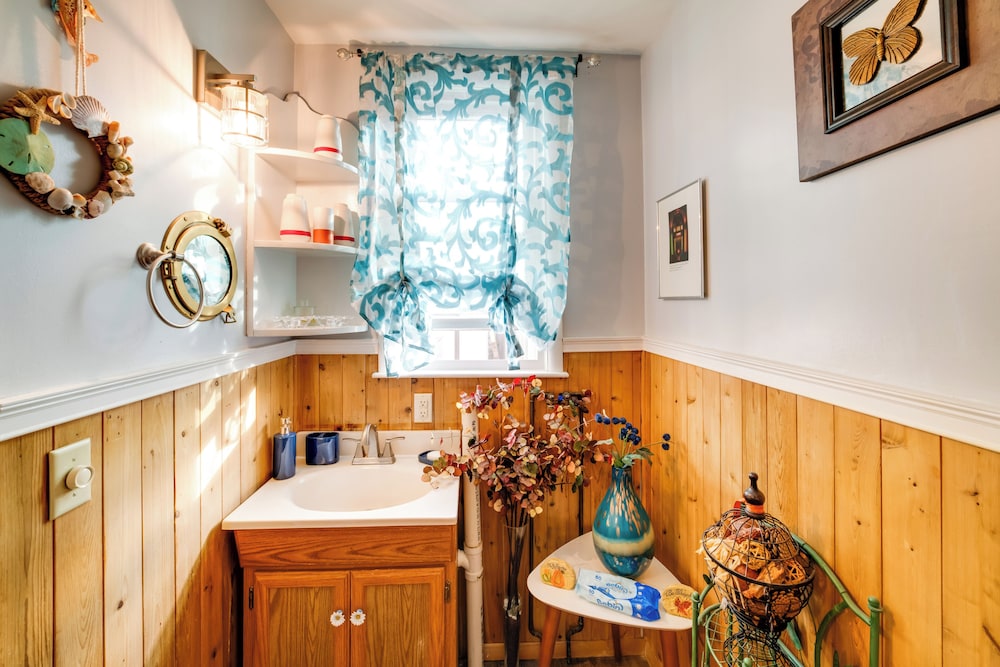 1 Mi to Dtwn: Colorful Binghamton Home