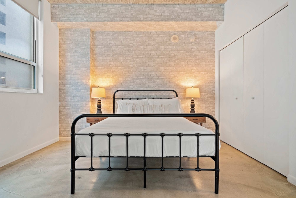 Stylish City Loft Downtown Steps to Bayfront Park
