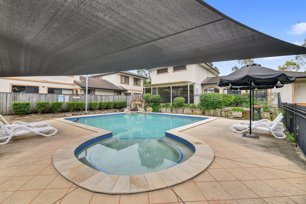 Homely 3-bed Townhouse With Pool & Gym Access