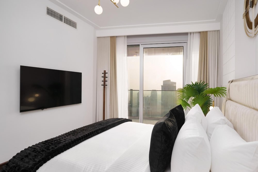 Ultra Chic High-floor Apt w Direct Burj Khalifa Fountains Views