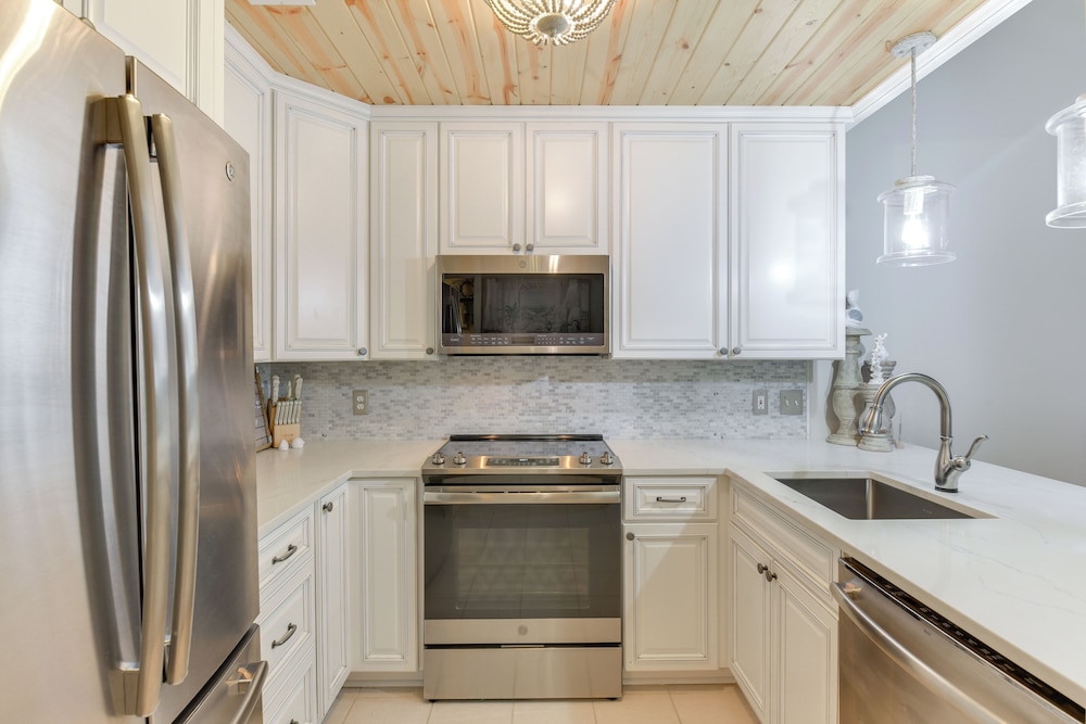 Boat, Fish & Walk to Beach: Waterfront Destin Gem!