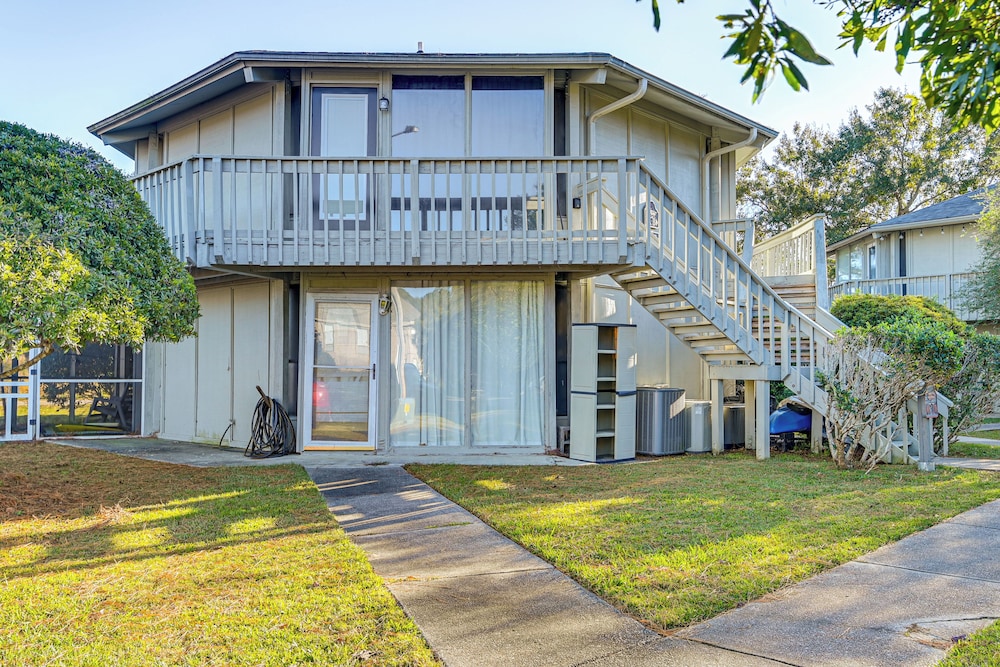 7 Mi to Ocean: Myrtle Beach Condo w/ Deck