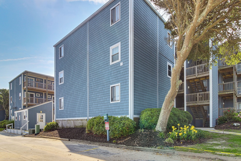 Walk to Ocean: North Topsail Beach Gem w/ Balcony!