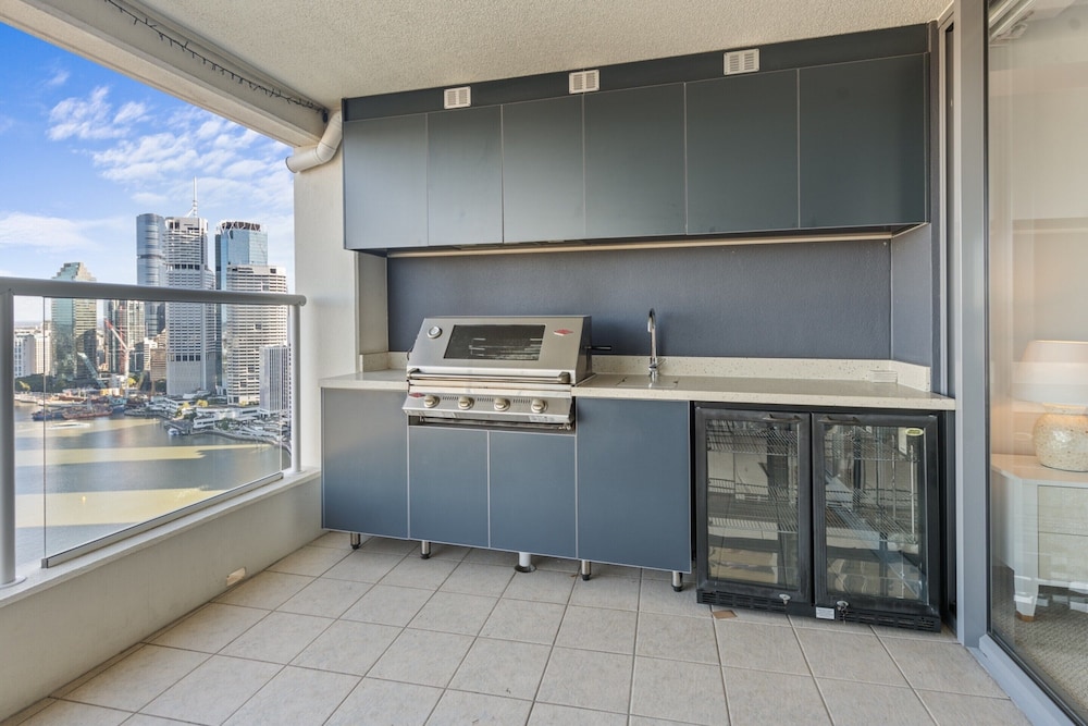 Stylish Brisbane City Stay With Bbq, Pool & Gym