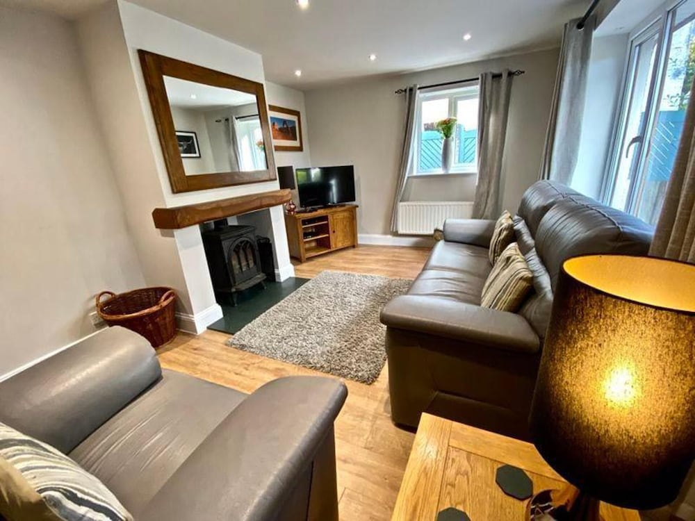 Detached Lakeland Cottage With Private hot tub