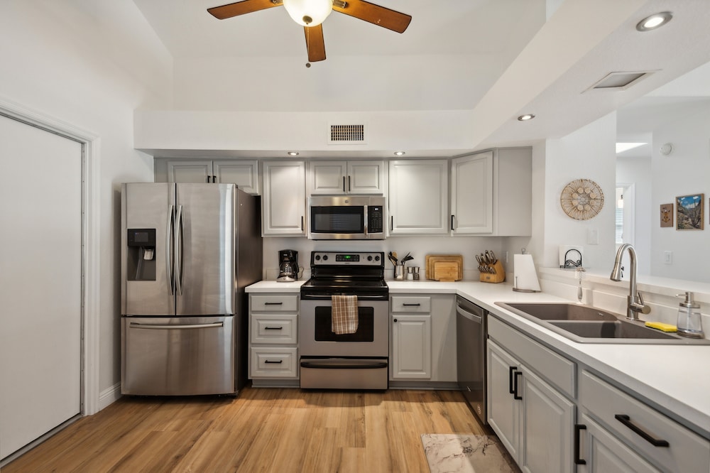 Beautifully Renovated Glendale Retreat 3 Bedroom Home by RedAwning