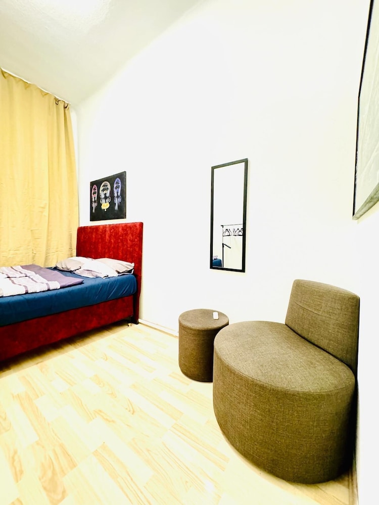4BR Apartment for 8 Near FAC Platz