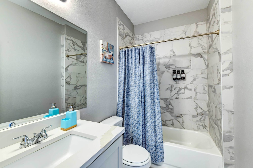 Arlington Home w/ Yard: 2 Mi to At&t Stadium! view 3