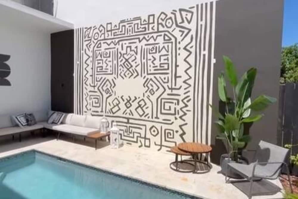 3282 SW 28th St Private Pool 4BD 2 5BA Parking Laundry Wi-fi