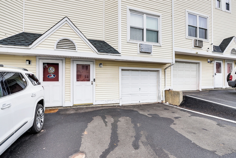 3 Mi to Dtwn New Haven: Colorful Condo w/ Yard!