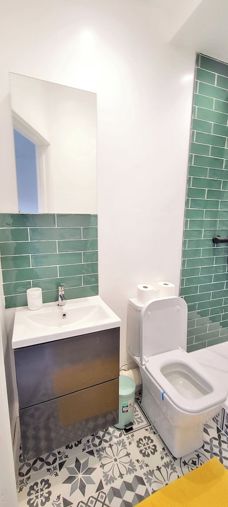 Dagenham - House - Sleeps 4 - Garden - City Centre