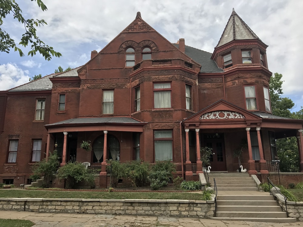 Vineyard Mansion & Carriage House Bed & Breakfast