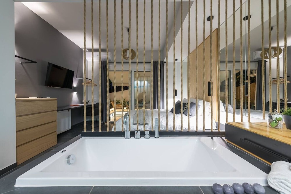 Small Minimal Paradise in the Center of the City