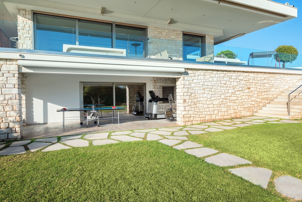 Paradise Beachfront Villa Athenian