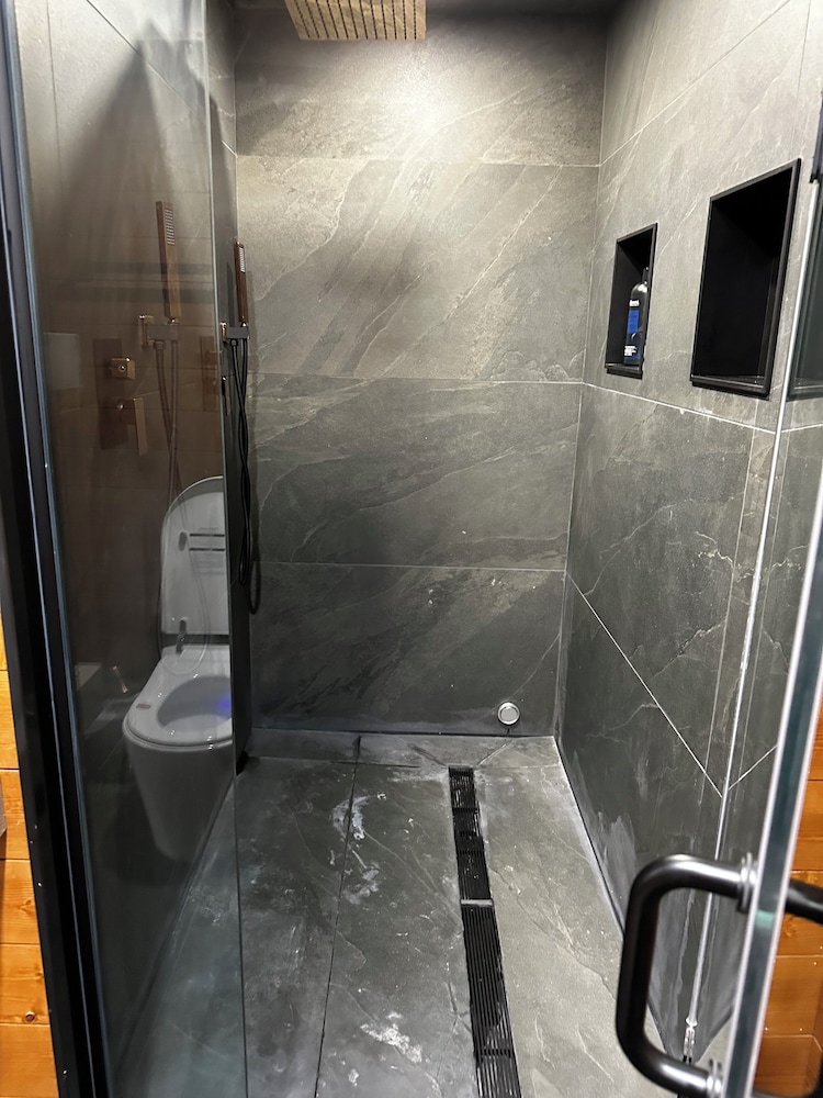 Beamsville Rustic Modern Suites