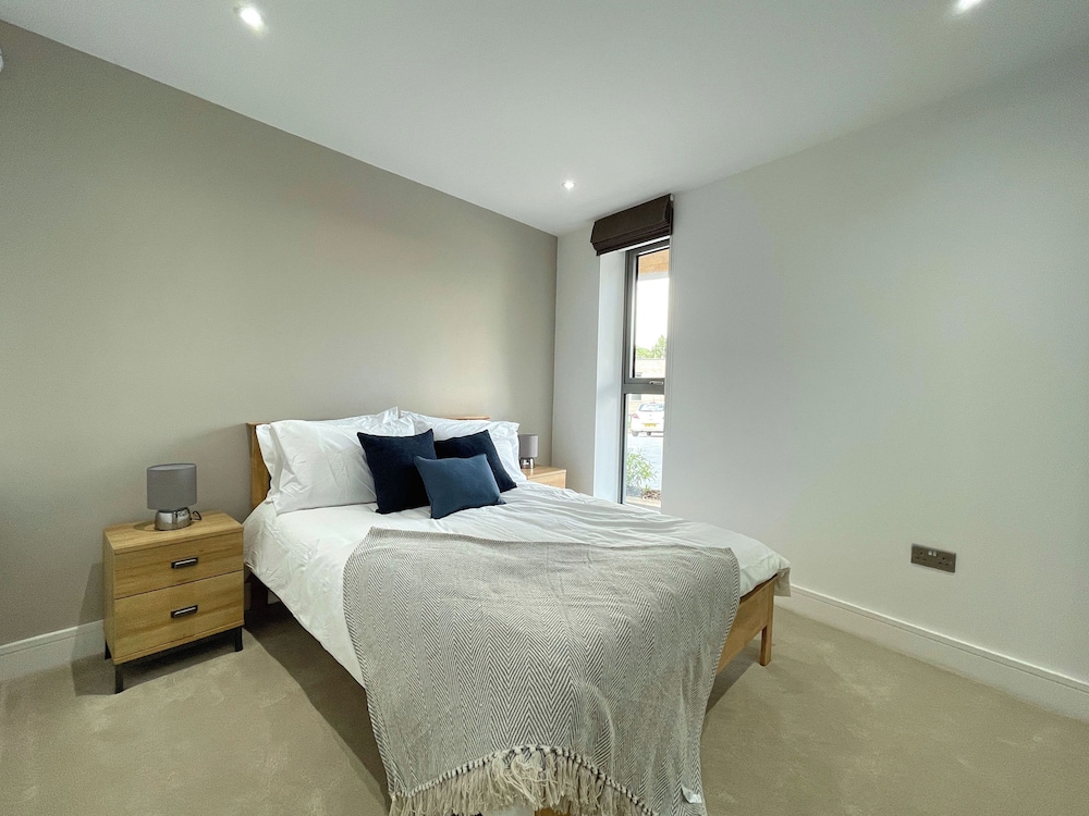 Luxury 2 Bedroom Apt with Parking