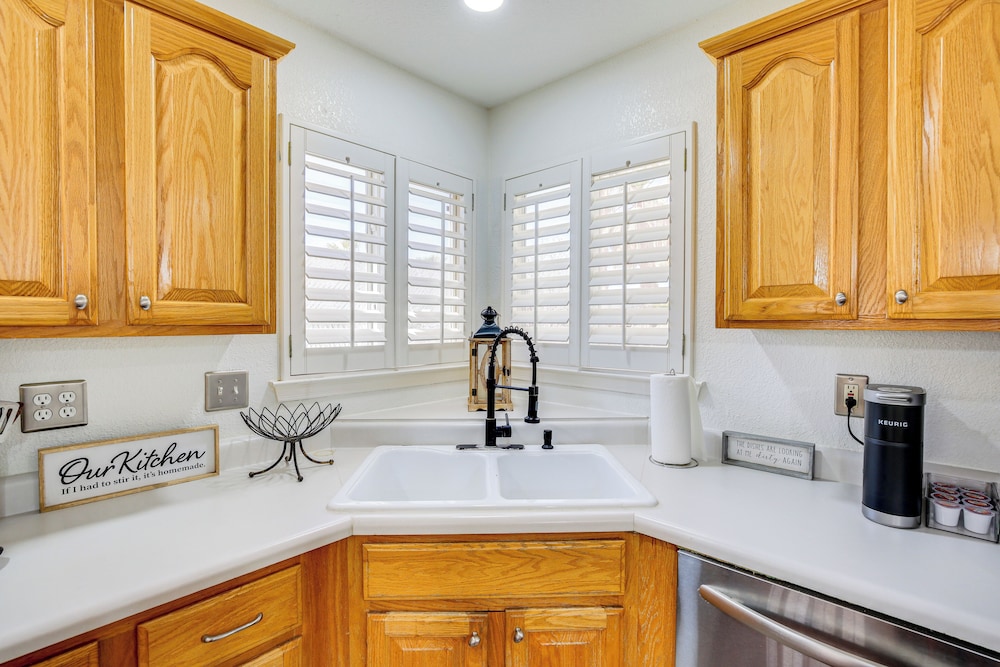 Patio, Pool & Spa: Family Retreat in Horizon City!