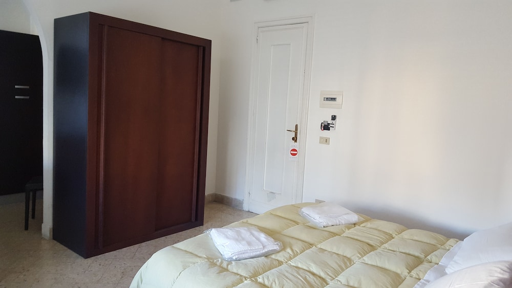 Double H Ungheria en Palermo — hotel room