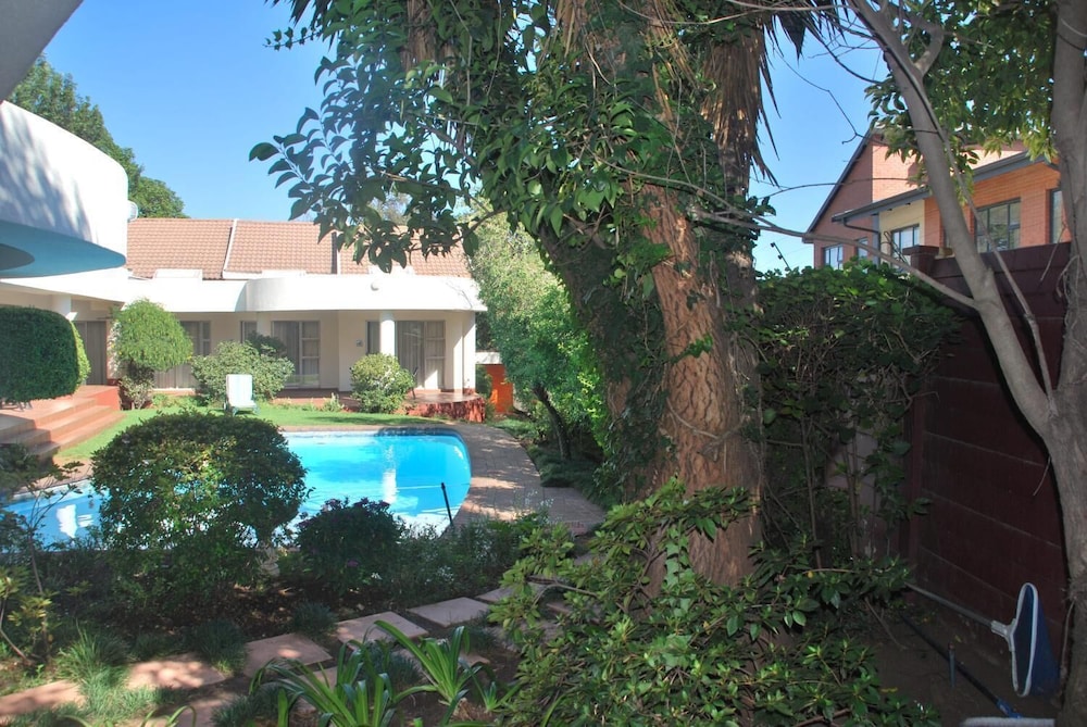 Woodmead Guest Lodge