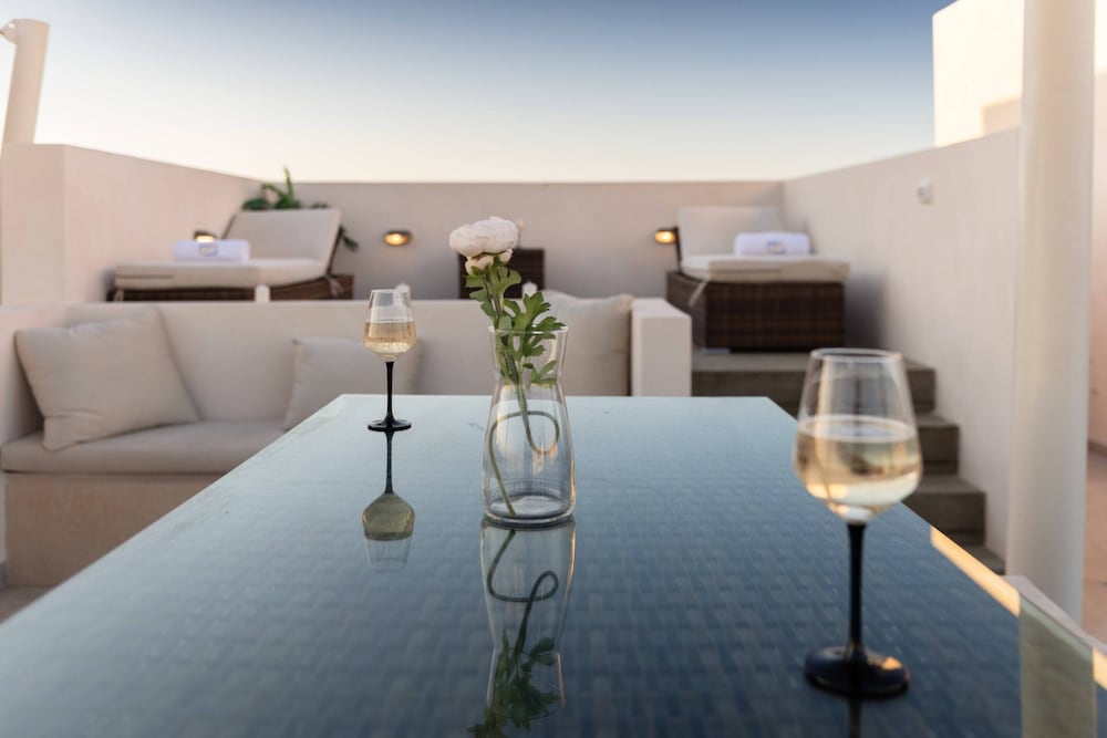 Xuru Stays I Exotic 1bdr w/ Outdoor Terrace Pool & Beach Access