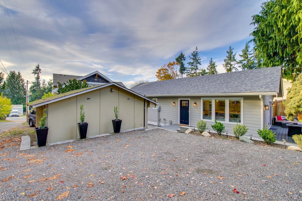 Modern Kirkland Home w/ Private Yard & Fire Pit! view 4