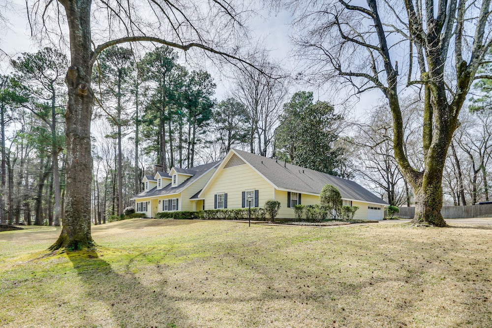 Expansive Texarkana Home w/ Yard: Near Golf!