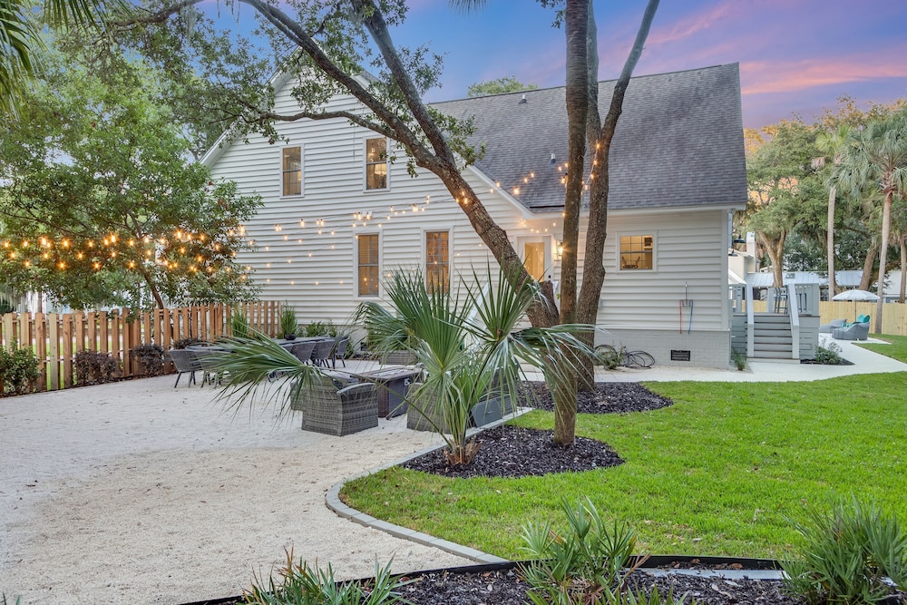 Southern Oasis by Avantstay 0 5mi Walk to the Beach Pool Patio Large Yard