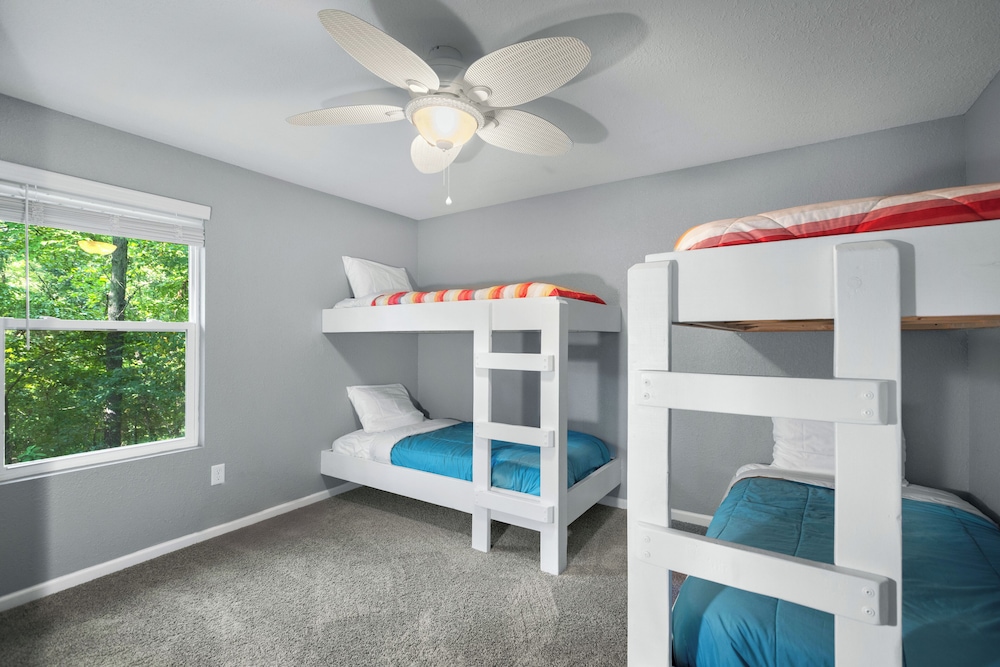 Lakeside Oasis Room for 12!