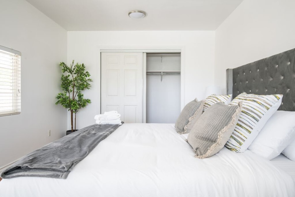 Charming Spacious Home - Modern Comforts, Prime Location