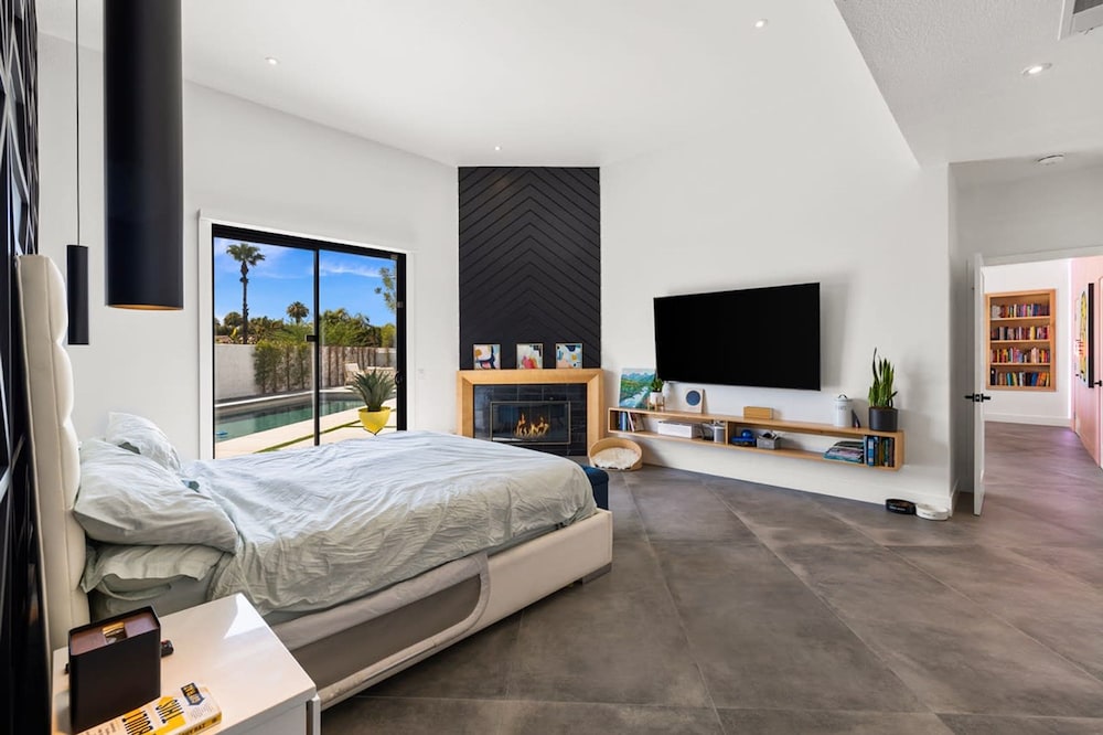 The Lighthouse- Monthly 4 bd 4 bth Pool Spa