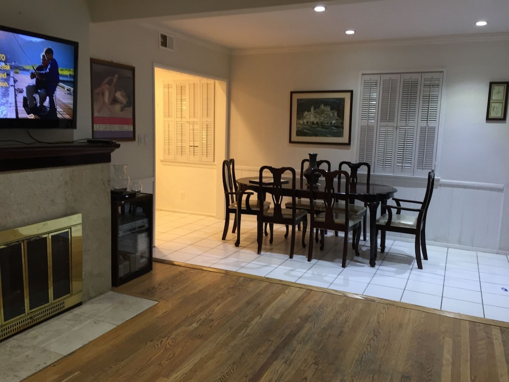 Lovely 2 Bedroom Home with Pool